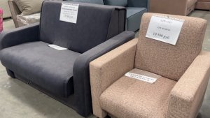 В Светофоре классные завалы посуды! Много новинок для кухни. Красивые тарелки, кружки, кастрюли.