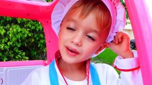 Ники на машинке встретил супергероев!