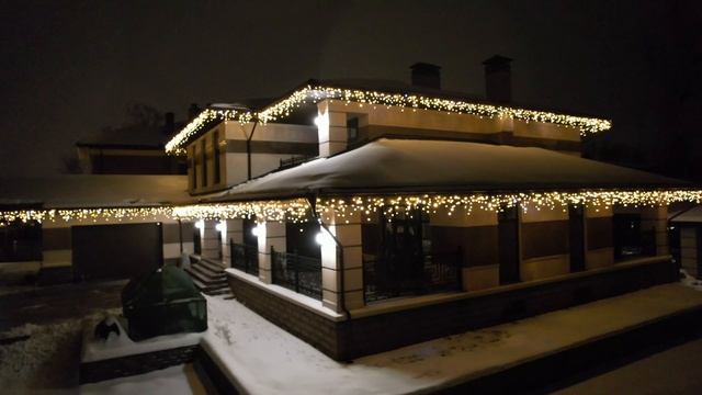 Световая атмосфера загородного дома — фасадная подсветка и бахрома в КП Монтевиль