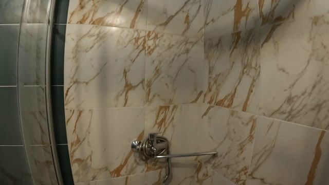 Ремонт санузла до и после. Потолки из панелей, подиум под душевую, остекление.