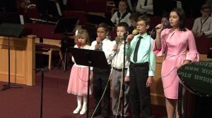 Кружится и падает лист кленовый..