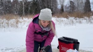 ПЕРВЫЙ ЛЕД 2024-2025! Ловлю на мормышку на дикой реке в лесу!