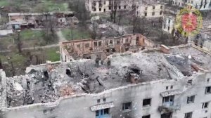 Репортаж из Северска - множество российских флагов в городе.