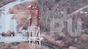 Военные подняли флаг России над телевышкой в центре Северска