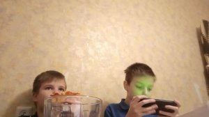 Мы едим пиццу