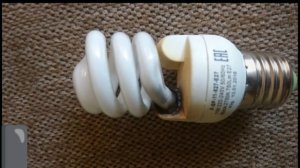 Сгорает люминесцентная лампа.