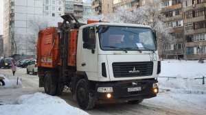 Мусоровоз-коротышка МК-3552-02 на шасси МАЗ-555025 (А 537 АС 122). / The MAZ garbage truck.