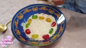 Беатрис нашкодила, насыпала в кашу конфет