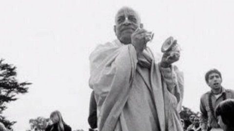 Утренняя прогулка Шрилы Прабхупады 12.12.1975, Вриндаван. Вы люди - следуйте законам Бога.