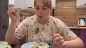 Мукбанг/ ужин / доедаем все что есть дома / У меня салат и кура /