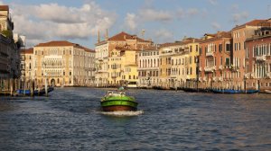 В Венеции женщина угнала курьерскую лодку и на полной скорости врезалась в мост