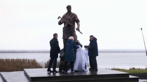 Памятник Герою России Сергею Чебневу открыли в городе Курчатов в Курской области.