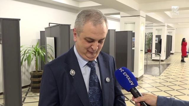 Глава КЧР Рашид Темрезов в День Конституции вручил государственные награды лучшим труженикам региона