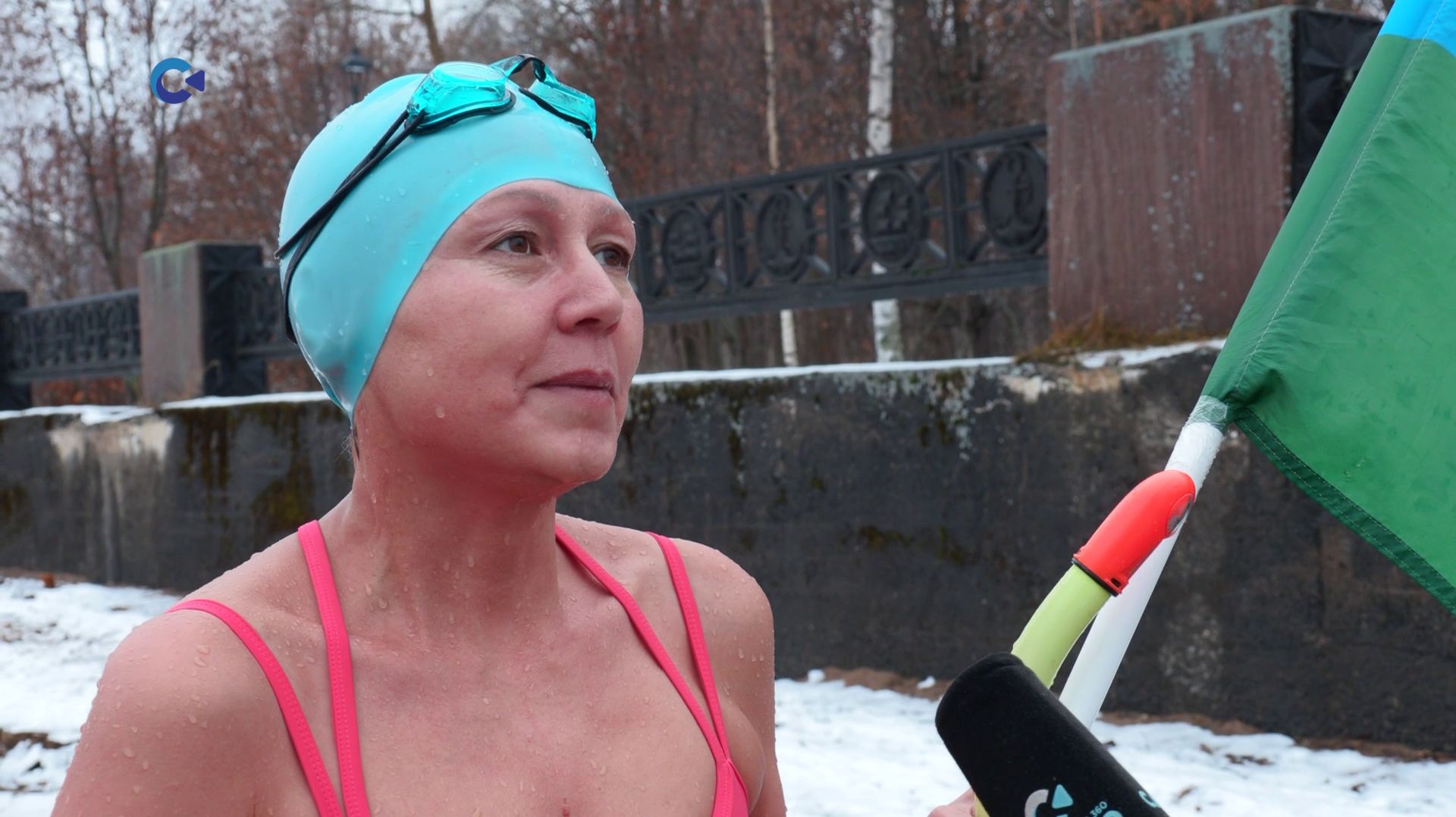 Известная параспортсменка Шолпан Зиганшина совершила заплыв в Онежском озере