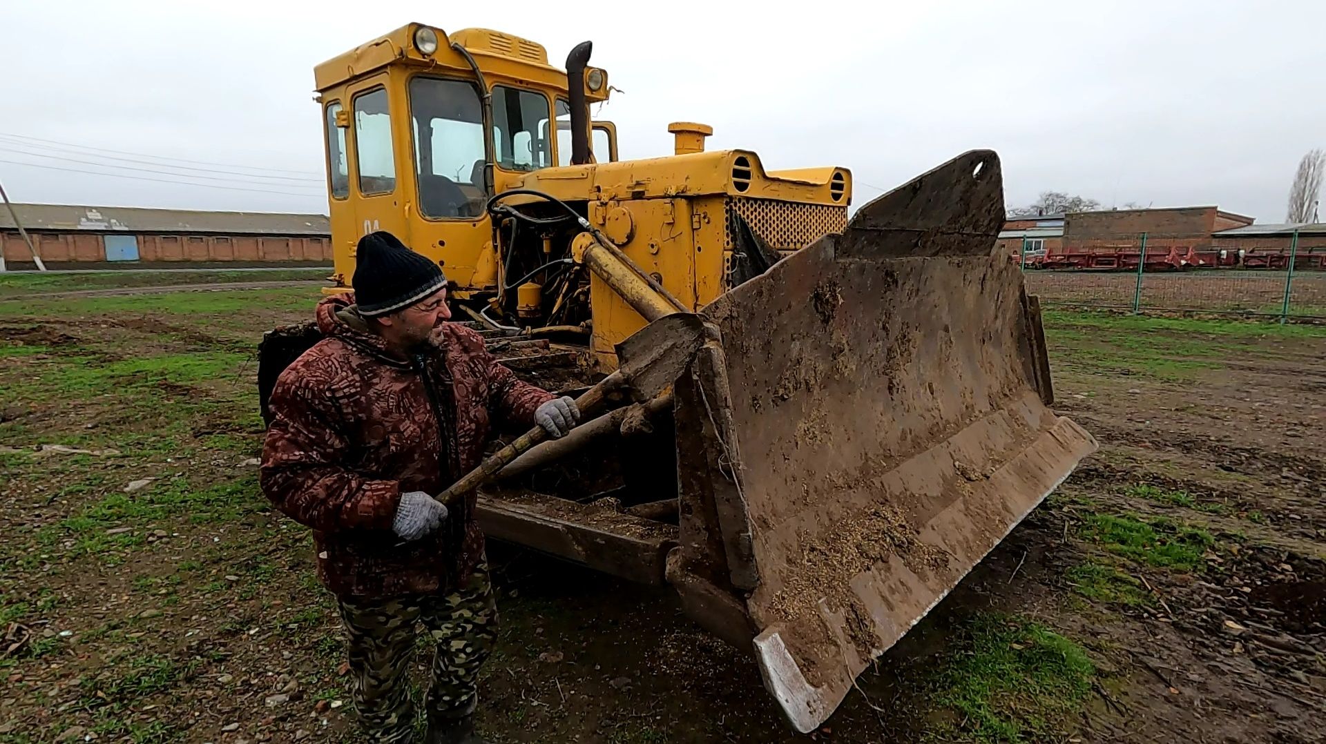 Василий пригнал "соточку" на базу! Ставим в ангар на зимовку!