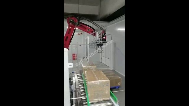 81. Робот работяга сам укладывает на поддон коробки с конвейера
