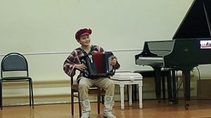 "Выйду на улицу"
Русская народная песня 
играет Ярослав Петров !
преподаватель Емельянова Елена.