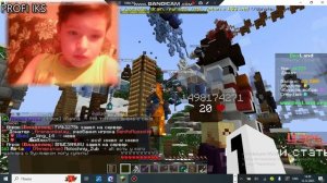 играю в игру в городе