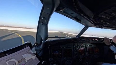 BOEING 737 посадка в Bucharest Airport.