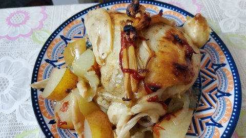 Куриное бедро запечённое с опятами и грушей