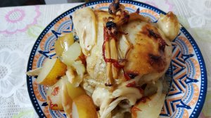 Куриное бедро запечённое с опятами и грушей