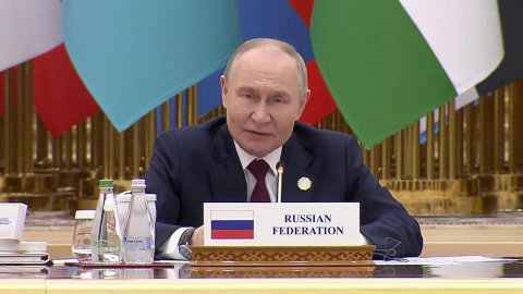 Владимир Путин принял участие в Международном форуме мира и доверия в Ашхабаде.