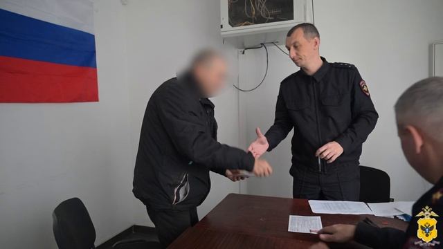 Накануне Дня Конституции полицейские вручили российские паспорта 21 жителю Херсонской области