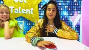 Настя помогает своим друзьям Добрые видео для детей