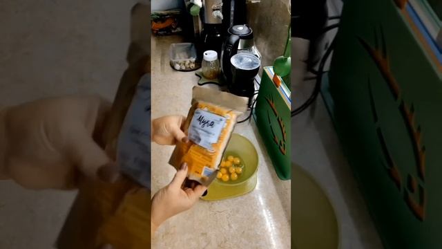 2вида майонеза,обедоужин и вафли.