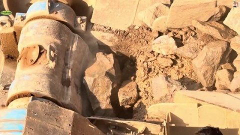 Строительство, дробление щебёнки