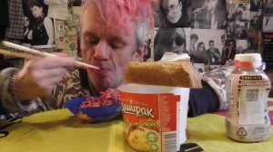 мукбанг картошка доширак салад селёдка яйцо горох  и свёкла с майонезом