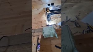 1000042231.mp4 (Собака смотрит на монтаж электропроводки (монтаж п/переключателя) в доме А-фрейм)