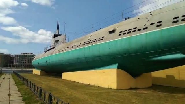 Музейный корабль в Шкиперском протоке, неподалёку от площади Морской Славы, в Санкт-Петербурге