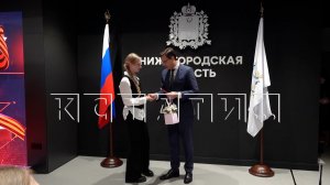 Лучшим школьникам города Нижнего Новгорода сегодня в мэрии вручали паспорта