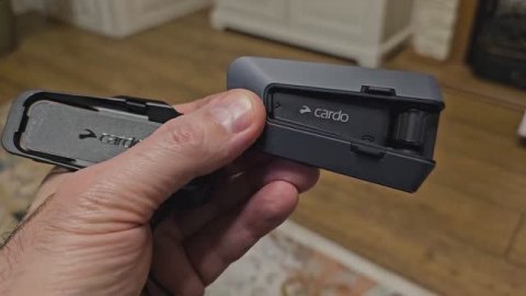 Мотогарнитура CARDO PACKTALK ADGE. Инструкция по установке и снятию