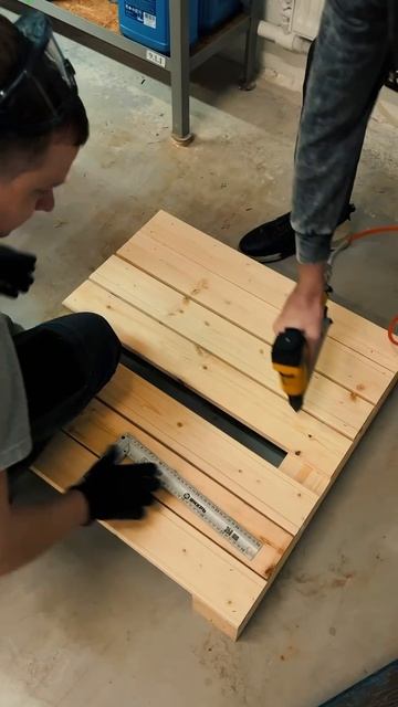 Весь декабрь у нас особенная атмосфера — работа идёт в привычном темпе, но с настроением смотреть онлайн