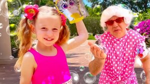 Настя и Ева нашли магический душ с игрушками. Видео для детей