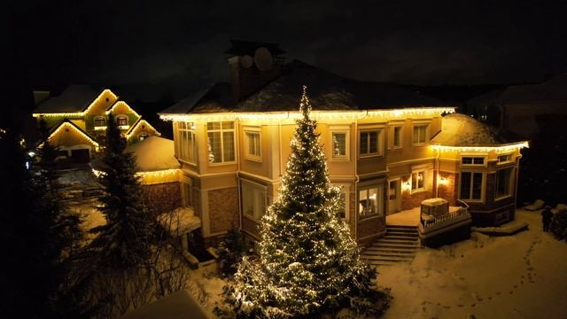 Оформление коттеджа гирляндами | Фасад с бахромой и ель, Павлово