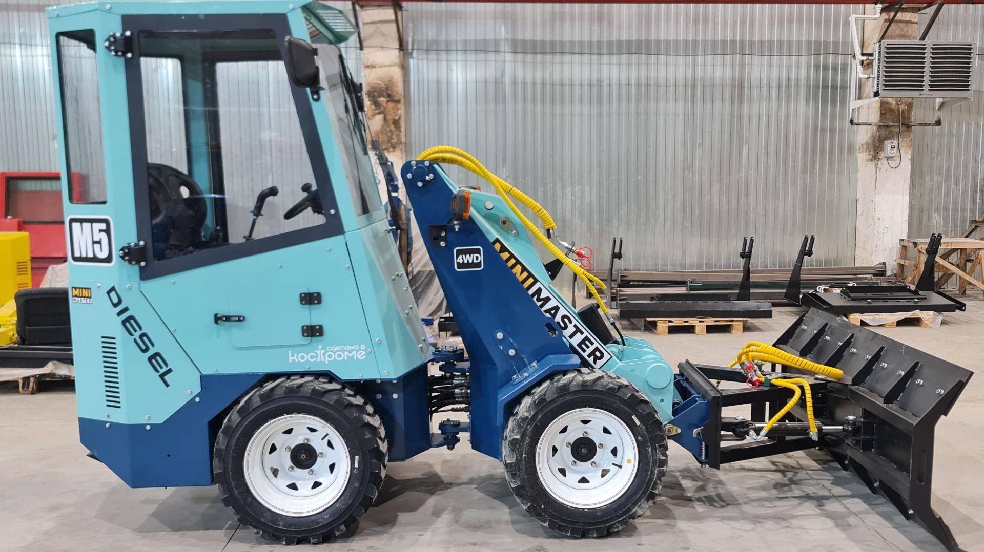 Ну наконец-то. Мини-погрузчик с полноценной кабиной и телескопической стрелой