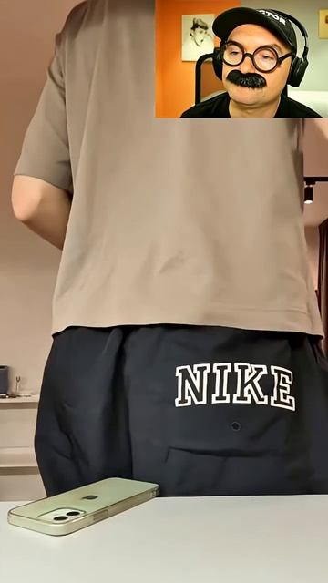 Взял телефон попой смотреть онлайн