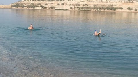 Мужской балет на море!