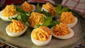 ФАРШИРОВАННЫЕ ЯЙЦА С САЛЯМИ