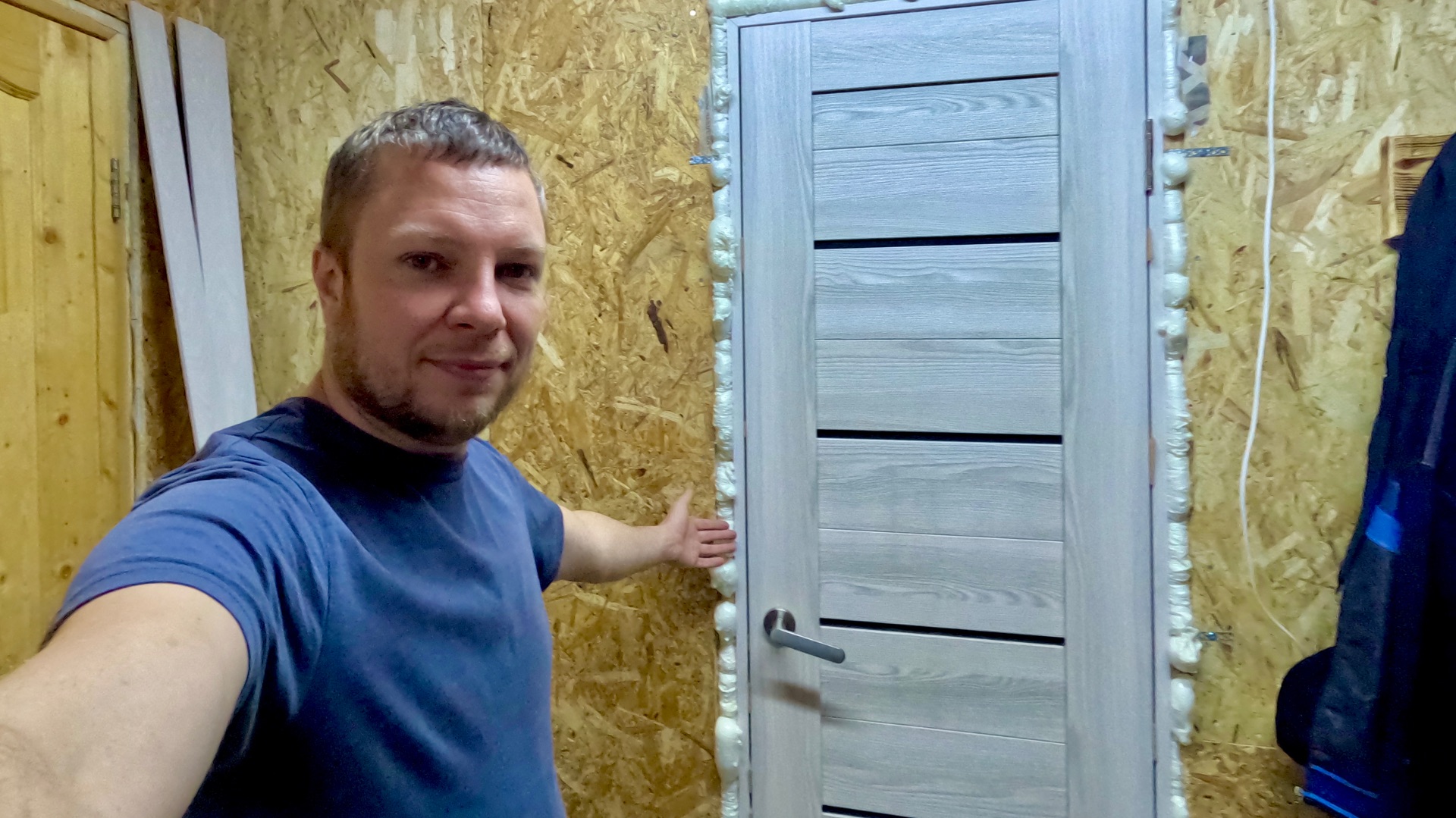 Вставили дверь в туалет и посадили новые туи на участке!