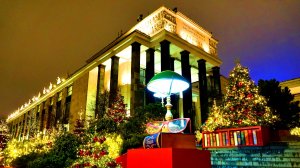 ЁЛОЧНЫЕ ИСТОРИИ У БИБЛИОТЕКИ ИМ. В.И. ЛЕНИНА. МОСКВА. 10 ДЕКАБРЯ 2025 ГОДА