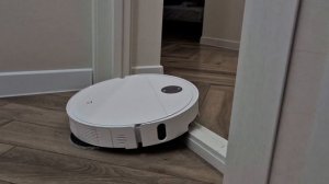 Xiaomi Mijia Robot Vacuum 5 Xiaomi (PV31CN) преодолевает препятствие