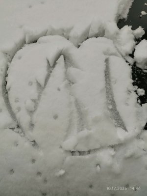 подумал о тебе и пошёл снег