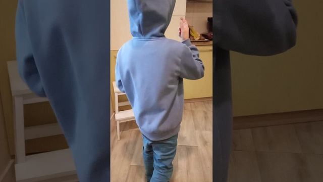 1000000532.mp4песня про ананас угар