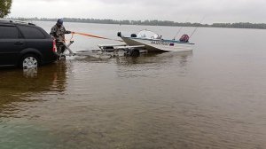 лодочный прицеп самосвального типа, на мелководье