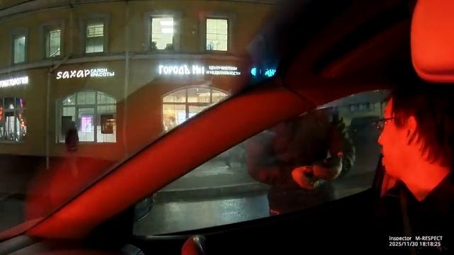 Агрессивное быдло захотело вытащить водителя из машины