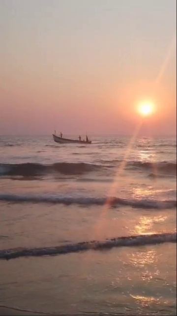 Лодка в лучах заката